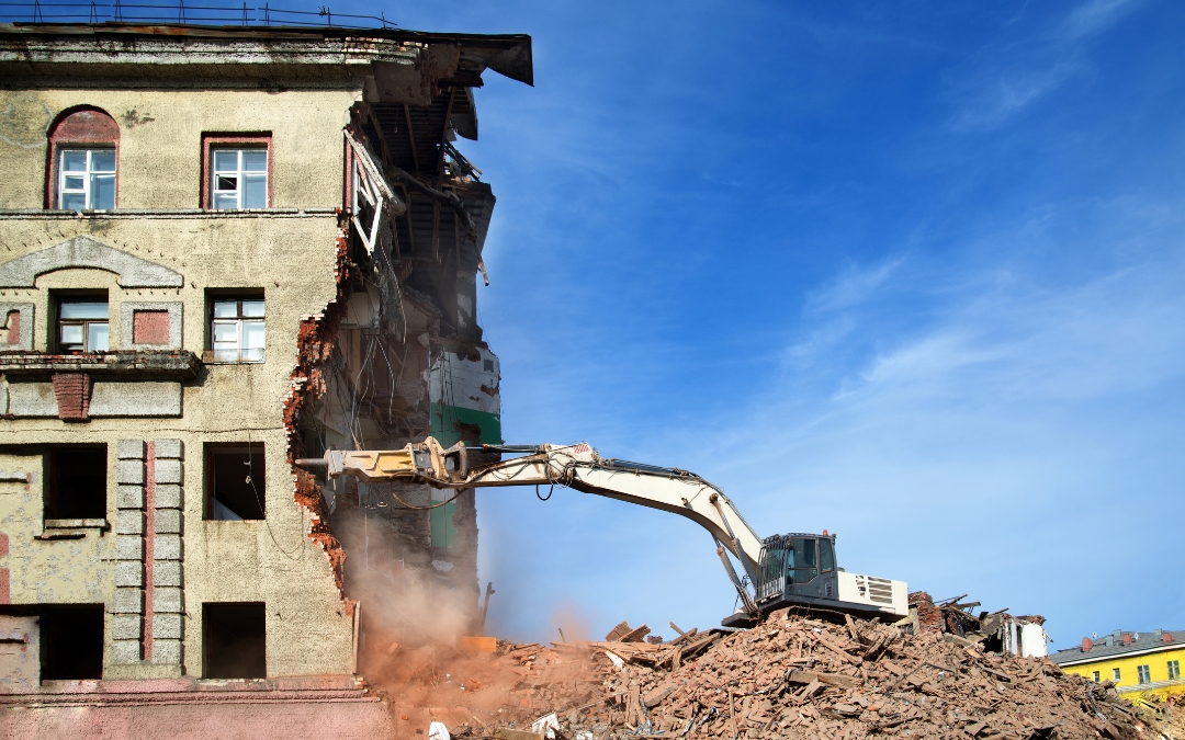 Demoliciones especiales: ¿Cómo se derriban edificios antiguos o en mal estado?